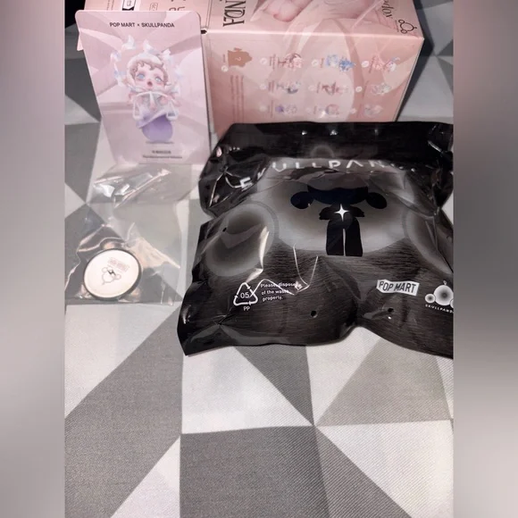 POP MART Skullpanda The Paradox- Asymmetrical Balance - Picture 4 of 4